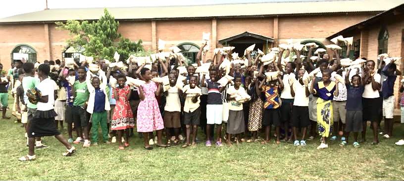 Malawian children receiving food.